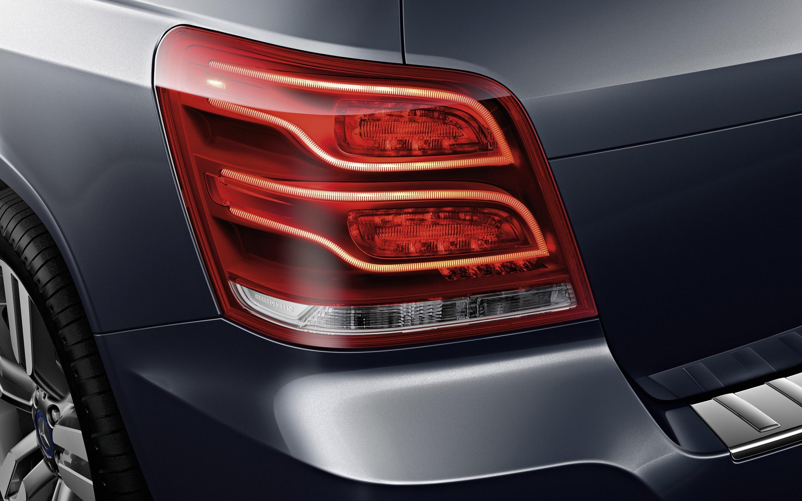 Задние красные фонари на серебристом Mercedes GLK-class